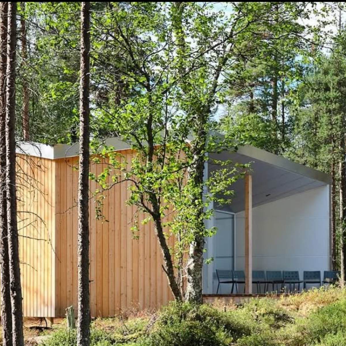 Valmis loma-asunto männikössä, pystyrimoitettu puujulkisivu ja katettu terassi